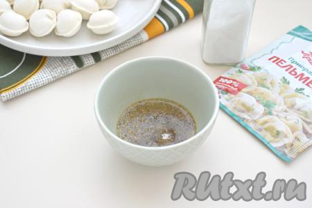 В маленькую миску вливаем растительное масло, добавляем специи (я использовала 1 чайную ложку без горки приправы для пельменей, но вы можете взять ваши любимые специи, например,&nbsp;чёрный молотый перец, паприку, сушёную зелень) и небольшую&nbsp;щепотку соли.