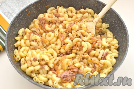 Макароны, отваренные до готовности, откидываем на дуршлаг. Когда вода с макарон полностью сольётся, выкладываем их в сковороду с тушёнкой и грибами, перемешиваем. Прогреваем блюдо 2-3 минуты, иногда помешивая, чтобы макароны стали горячими, убираем с огня.
