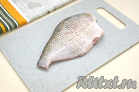 Леща очищаем от чешуи, отрезаем голову, хвост и плавники.