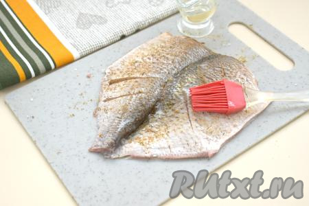 Теперь с каждой стороны смазываем леща при помощи кулинарной кисти растительным маслом.