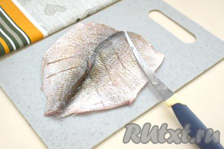Возле хребта острым ножом делаем неглубокие надрезы. Лещ достаточно костлявая рыба, поэтому надрезы нужны, чтобы косточки лучше размягчились во время запекания в аэрогриле.