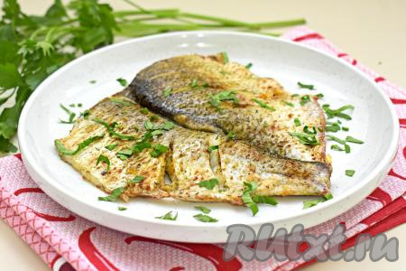 Вот и готов наш ароматный, аппетитный лещ, достаём его из чаши аэрогриля и подаём&nbsp;к столу. Я при подаче посыпала рыбку свежей петрушкой.