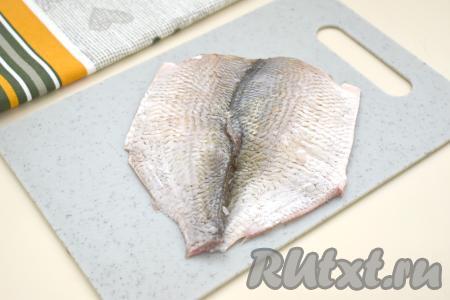 По брюшку аккуратно разрезаем рыбу так, чтобы её можно было развернуть, как книгу. Удаляем внутренности из брюшка вместе с чёрной плёночкой. Хорошо промываем леща под проточной водой.