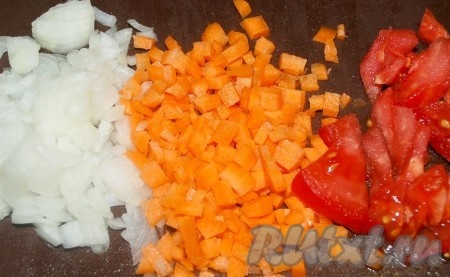 Лук репчатый и помидор нарезать для супа маленькими кусочками, морковь нарезать маленькими кубиками.