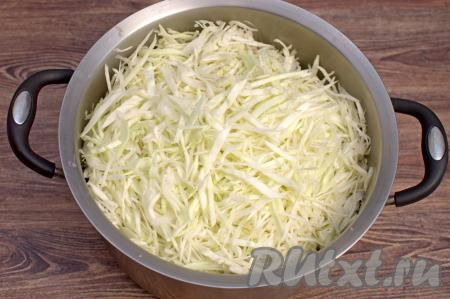 Капусту желательно выбирать сочную. Капусту промыть водой, убирая верхние листья. 1,5 килограмма подготовленной капусты тонко нарезать, выложить в объёмную кастрюлю (или миску).&nbsp;