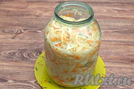 Я обычно стараюсь, чтобы после утрамбовывания капусты в банке оставалось немного места. В процессе заквашивания из капусты будет выделяться сок, я предпочитаю, чтобы он оставался в банке, а не выливался частично из неё. Если капусты в банке будет много, то под банку можно поставить тарелку, чтобы в неё, если будет слишком много сока, этот сок выливался. Это в случае когда банка наполнена капустой до донышка.