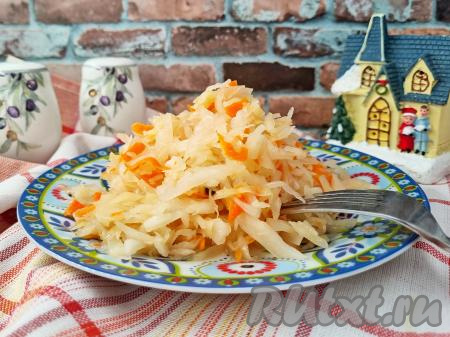 А затем хрустящую, аппетитную, полезную капусту можно подавать в качестве самостоятельной закуски к столу. А ещё эту капусту можно использовать для приготовления щей, вторых блюд, винегретов и других салатов. Вроде бы всё просто, а квашеная капуста, приготовленная без сахара и воды по этому рецепту, проверенному временем, всегда получается удачной.