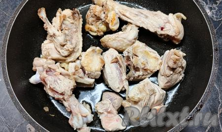 ‎‎Курицу разрезать на порционные кусочки, промыть водой, обсушить. В сковороде прогреть растительное масло, выложить части курицы, обжарить на среднем огне до золотистой корочки со всех сторон (ориентировочно на обжаривание потребуется минут 10).