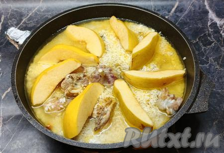 После того как курица протушится 20 минут, добавить в сковороду промытый рис, влить 2 стакана воды комнатной температуры, всыпать соль, перемешать, сверху выложить дольки айвы. В центр воткнуть подготовленную головку чеснока. Накрыть сковороду крышкой, дать воде закипеть, уменьшить огонь. Готовить плов минут 20 (рисинки должны стать мягкими, вода должна испариться). Перемешивать плов в процессе приготовления не нужно. Готовое блюдо убрать с огня и, не открывая крышку, оставить блюдо "дойти" на 10 минут.