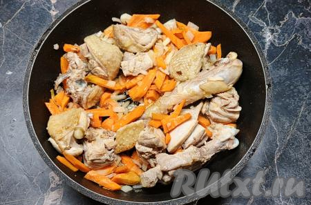 Пока курочка обжаривается, нужно очистить и нарезать лук и морковь. Морковку я нарезала на брусочки, а лук - мелко. К обжаренной курице добавить нарезанные лук и морковь, перемешать. Обжаривать части курицы с овощами минут 5-7 (морковь должна стать достаточно мягкой), периодически перемешивая. Затем влить в сковороду 200 миллилитров горячей воды, посолить по вкусу, добавить специи (я всыпала 1/3 чайной ложки&nbsp;карри), ещё раз дать воде закипеть, уменьшить огонь, тушить под закрытой крышкой 20 минут. Несколько раз в процессе тушения мясо нужно будет перемешать.