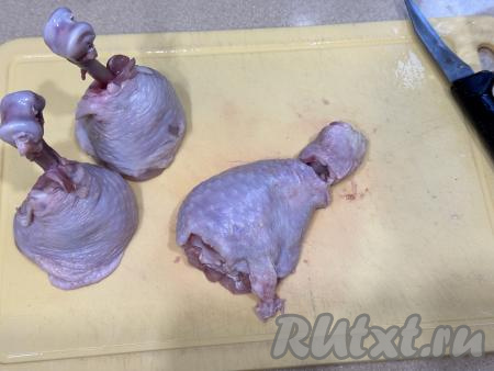 У куриной ножки разрезать кожу по кругу&nbsp;около хрящика. Поставить ножку вертикально (мясом вниз). Руками прижать кожу и мякоть голени так, чтобы она опустилась вниз, у нас получится куриная ножка, напоминающий чупа-чупс на палочке, затем убрать кожу с верхнего хряща. Аналогично подготовить все куриные ножки.