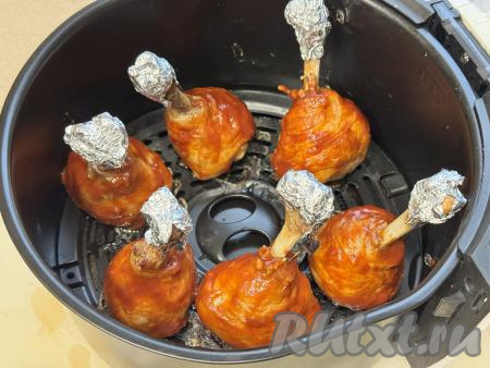 С помощью кулинарной кисточки нанести получившийся соус на кожу каждой ножки. Обратно поставить чашу в аэрогриль и запекать ещё 5-10 минут при температуре 160 градусов.