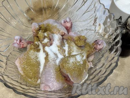 В объёмную миску выложить все подготовленные куриные ножки, добавить 1 столовую ложку растительного масла, всыпать соль и специи (в качестве специй я добавила 1 чайную ложку карри). Тщательно перемешать, покрывая голени маслом, солью и специями со всех сторон, оставить мясо промариноваться минут на 15 при комнатной температуре.&nbsp;