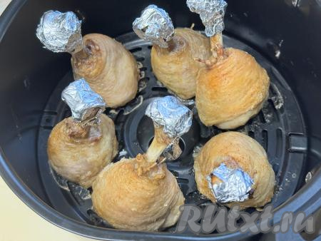 После того как куриные ножки запекутся в общей сложности в течение 35 минут, достать чашу из аэрогриля.