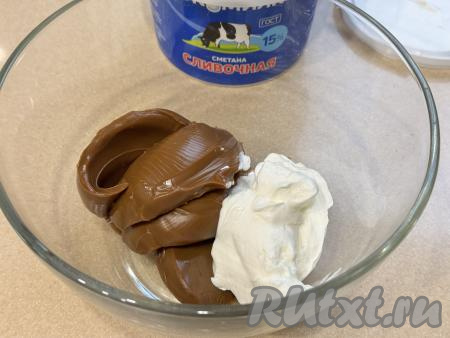 Выложить всю варёную сгущёнку в миску, в которой удобно будет взбивать миксером, добавить 2-3 столовых ложек сметаны.&nbsp;