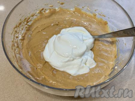 Миксером взбить сгущёнку со сметаной до однородного состояния. Как только смесь сметаны и сгущёнки станет однородной, выложить оставшуюся сметану.&nbsp;