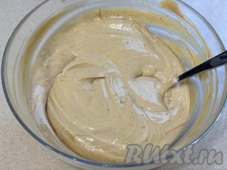 Перемешать крем миксером на низкой скорости до однородного состояния.