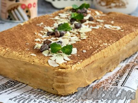 Перед подачей торт можно украсить. Я присыпала его сверху какао, украсила лепестками миндаля и шоколадными камушками.