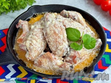 Куриные крылышки в сливочном соусе на сковороде