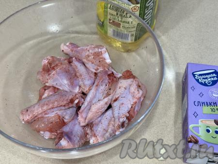 Хорошо перемешать крылья, покрывая их солью и специями со всех сторон. Оставить куриные крылышки промариноваться в специях минут на 30 при комнатной температуре.