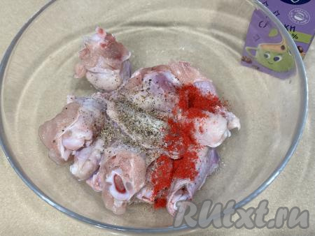 Куриные крылья, разрезанные на части, выложить в миску, всыпать соль и специи по вкусу (я в качестве специй добавила карри и паприку).&nbsp;