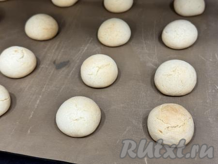 Выпекать печенье в разогретой до&nbsp;180 градусов духовке минут 20. Печенье&nbsp;из сгущёнки и крахмала будет достаточно светлым. Для того чтобы проверить готовность, посмотрите донышко печенюшки, если донышко подрумянилось, значит пришло время доставать выпечку из духовки.