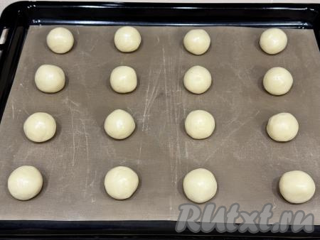 Из каждой части теста скатать шарик. На противень, застеленный ковриком (или пергаментом) для выпечки на небольшом расстоянии друг от друга выложить сформированные шарики из теста.&nbsp;