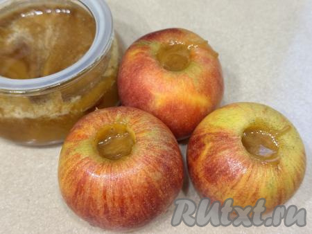 В углубление каждого яблока выложить по 1 столовой ложке мёда.&nbsp;