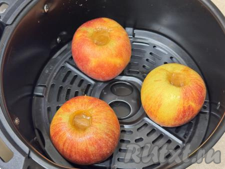Выложить яблоки на решётку аэрогриля, выставив режим 160 градусов, запекать 20 минут (до готовности яблок).