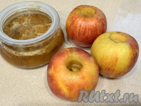 Из каждого яблока при помощи специального приспособления (или чайной ложкой) удалить сердцевину вместе с косточками со стороны плодоножки, оставляя донышко с чашелистиком. В результате должны получиться "стаканчики" из яблок.