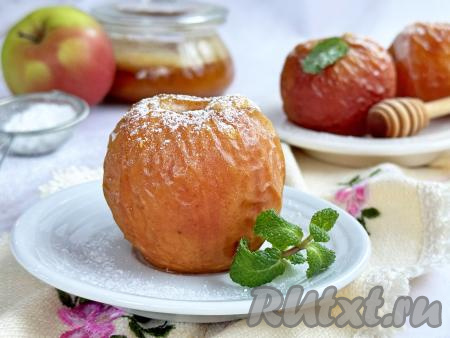 Очень вкусные, аппетитные, ароматные запечённые яблоки переложить из чаши аэрогриля на тарелку, дать немного остыть и можно подавать к столу.