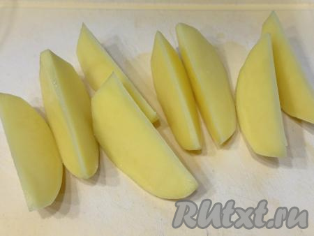 Картошку нарезать на дольки примерно одинакового размера.