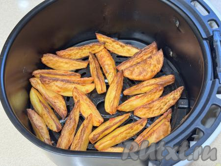 Готовить картошку по-деревенски с чесноком в аэрогриле при температуре 180 градусов 25 минут (до готовности картофеля). Для того чтобы проверить готовность картофеля, его нужно проколоть зубочисткой, если зубочистка входит легко, значит картошка готова.