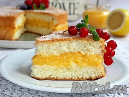 Воздушный, нежный бисквит, приготовленный на белках без добавления желтков, можно прослоить вареньем или любым кремом и у вас получится восхитительно вкусный торт. Вот такой простой тортик из белкового бисквита я сделала и подала к воскресному обеду.