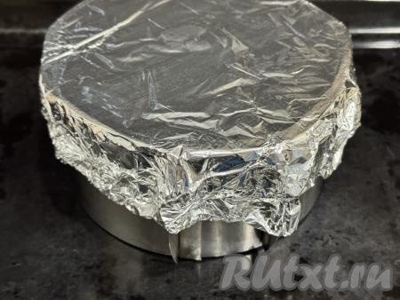 Перевернуть форму с горячим бисквитом кверху дном и оставить в таком виде на 1 час.