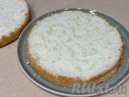 Полностью остывший бисквит можно слегка присыпать сверху сахарной пудрой, нарезать на части и подать к чаю. А можно разрезать на несколько коржей и использовать для приготовления торта для домашнего или праздничного чаепития. Посмотрите, какой красивый в разрезе этот бисквит.