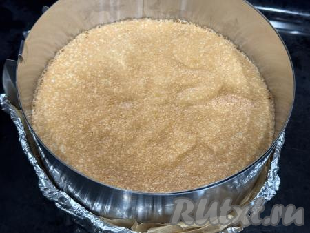 Поставить форму с тестом в разогретую до&nbsp;180 градусов, выпекать бисквит, замешанный на белках, минут 30 (до готовности бисквита). Для того чтобы проверить готовность, нужно сухой деревянной шпажкой сделать прокол в середине бисквита, если шпажка останется сухой, значит можно вынимать форму из духовки.