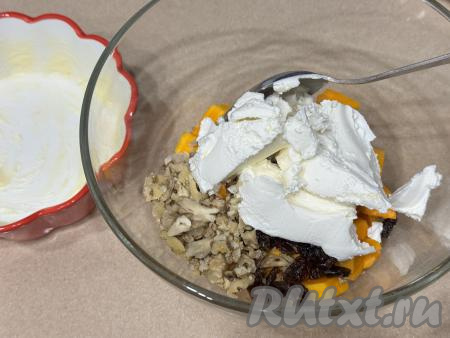 В миску с тыквой, изюмом и орехами выложить творожный сыр. Бока и дно формы для запекания (у меня - форма диаметром 15 сантиметров)&nbsp;смазать сливочным маслом.