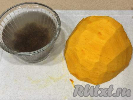 Изюм промыть водой, выложить в небольшую ёмкость, залить полностью кипящей водой и оставить минут на 5.