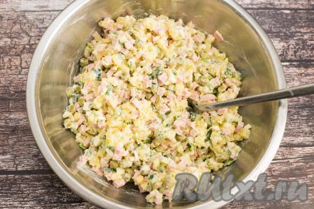 Заправить салат "Оливье" майонезом, подсолить по вкусу.