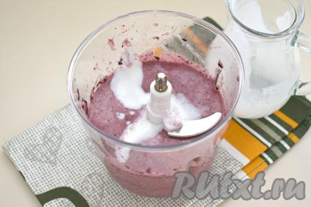 В получившееся фруктово-ягодное пюре вливаем кефир.