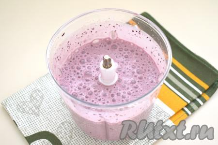 Снова взбиваем до однородности. Пробуем смузи из голубики и банана на вкус. Если напиток получился недостаточно сладким, при желании, в него можно добавить мёд (или сахар), ещё раз взбить блендером.