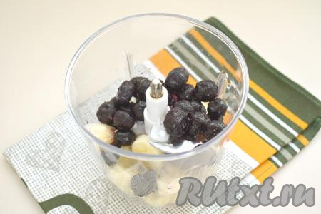 Сюда же выкладываем голубику.