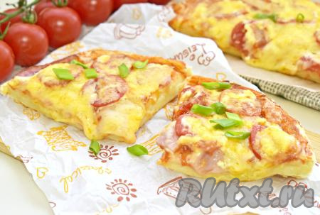 Вот и готова наша аппетитная, вкусная, сочная пицца, приготовленная из слоёного теста в аэрогриле, выкладываем её на тарелку, нарезаем на кусочки и угощаемся.