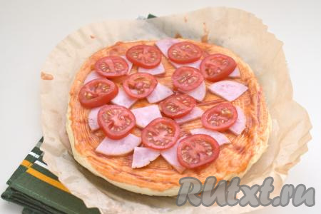 Помидоры моем, нарезаем на достаточно тонкие кружочки, раскладываем поверх колбасы.