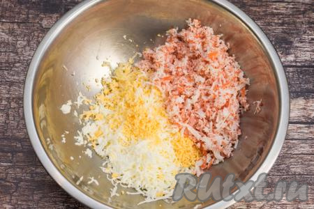 Крабовые палочки вынуть из упаковки, а затем натереть на мелкой тёрке, добавить в миску с яйцами.&nbsp;