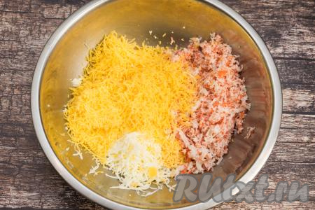 В эту же миску выложить сыр, натёртый на мелкой тёрке.