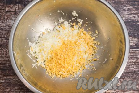 В глубокую миску натереть на мелкой тёрке яйца.