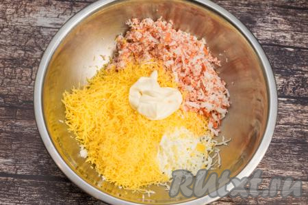 В миску с сыром, крабовыми палочками и яйцами добавить натёртый на мелкой тёрке (или пропущенный через пресс) чеснок, выложить майонез, тщательно перемешать лопаткой (или столовой ложкой) до получения однородной массы. Если нужно, подсолить по вкусу.