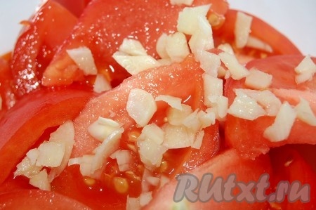 К помидорам добавить мелко нарезанный чеснок.
